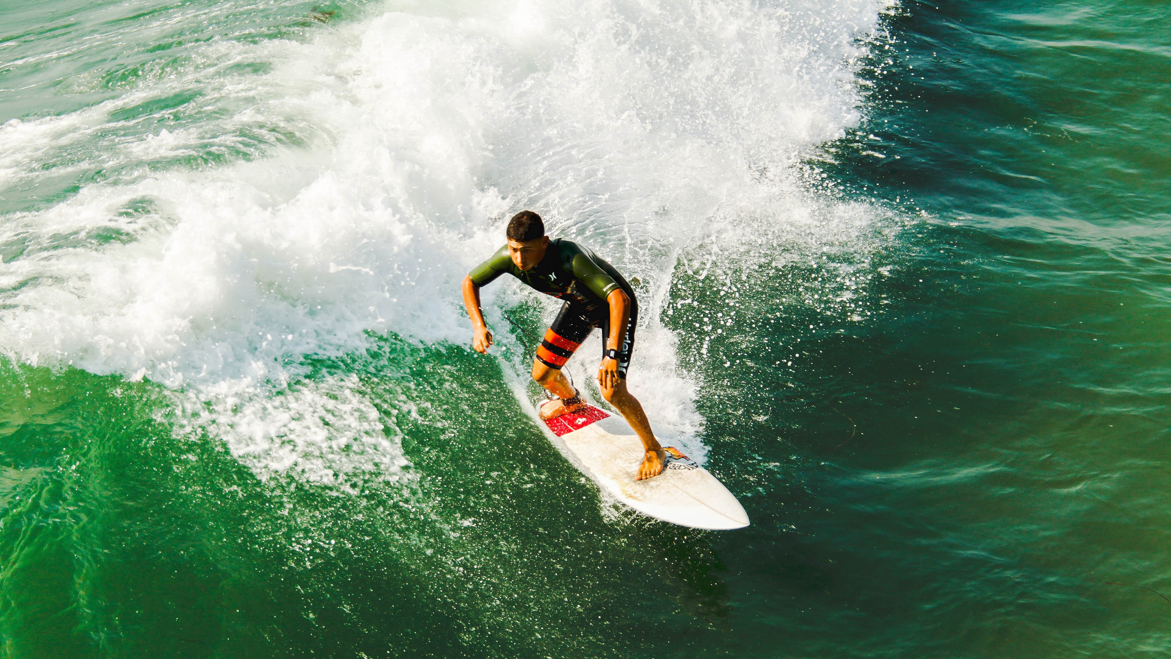 中国足球职业俱乐部球队战术调整灵活多样，中国的职业足球队