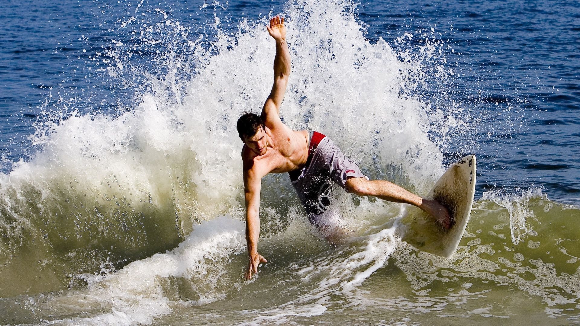 帕特森的快速决策与敏锐判断，使袋鼠队在比赛中占据上风，帕特森合同